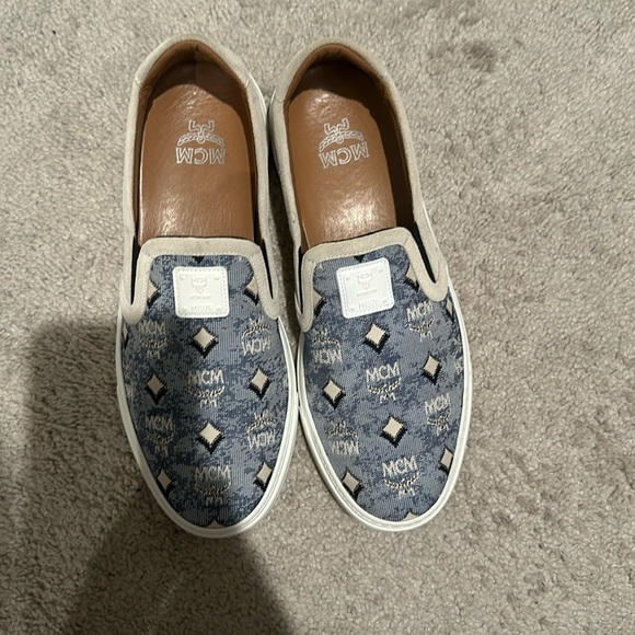 Used - Picture 1 of 4